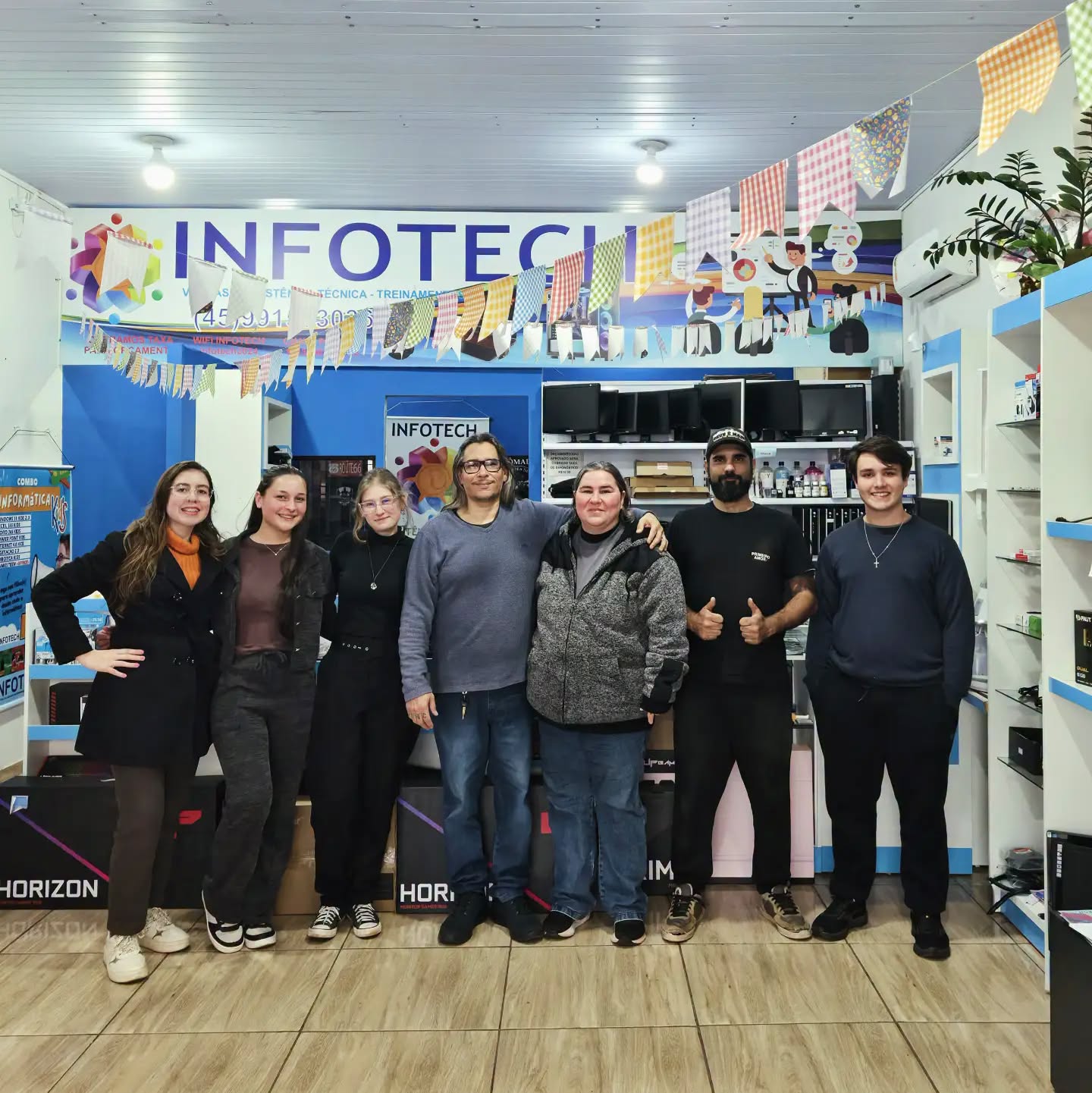 Equipe da Infotech Corbélia na loja
