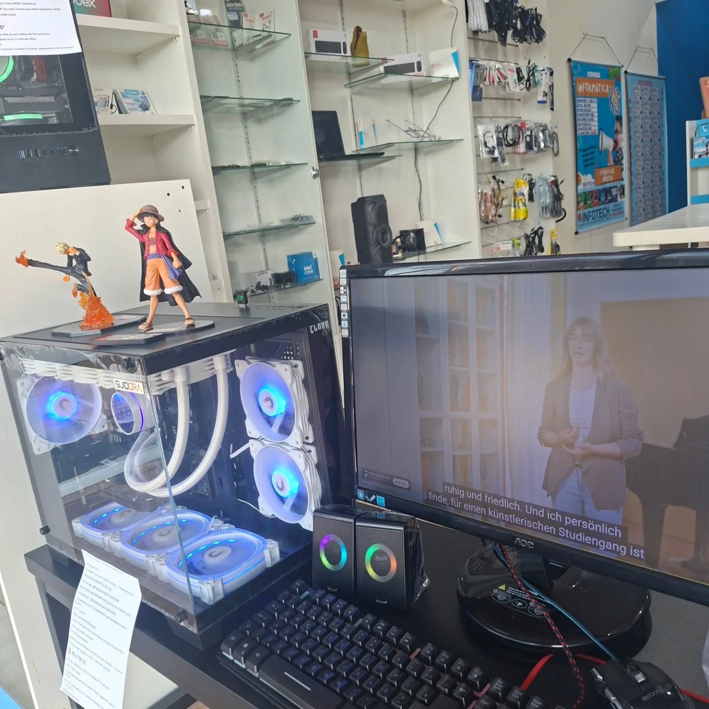 PC com water cooler e monitor AOC na loja