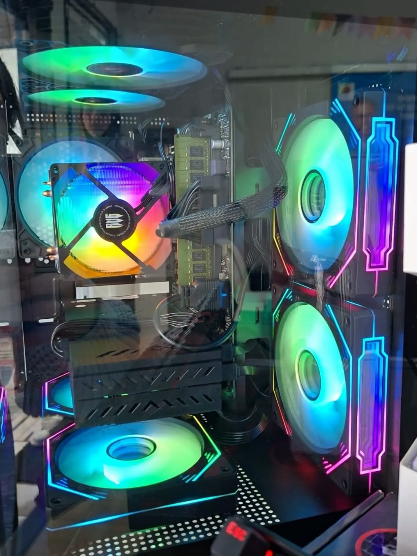 Interior de gabinete gamer com coolers RGB