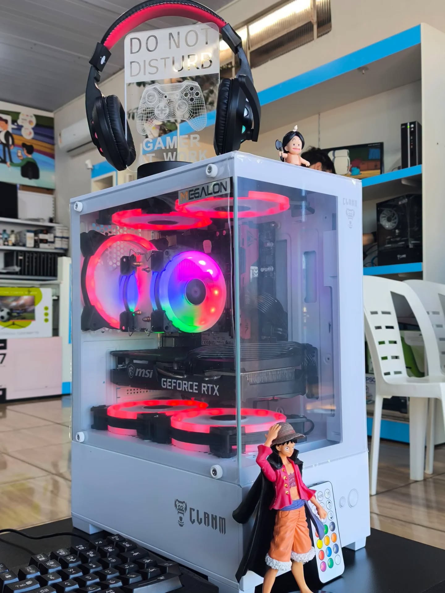 Gabinete gamer branco com placa GeForce RTX e headset